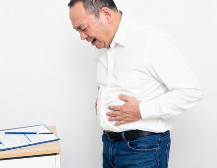 健康診断を前にメタボを気にする中年世代 健康診断を前にメタボを気にする中年世代の写真