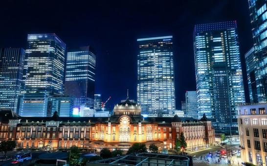 ライトアップされた夜の東京駅舎 夜景,風景,都市風景の写真素材