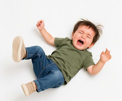 イヤイヤ期で泣き叫ぶ男の子 イヤイヤ期で泣き叫ぶ男の子の写真