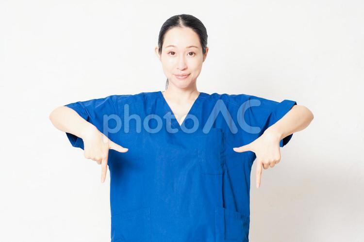 指でポイントを示す医療従事者 ポイント,医療従事者,医療の写真素材