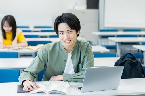 教室で授業を受ける大学生 大学生,教室,男性の写真素材