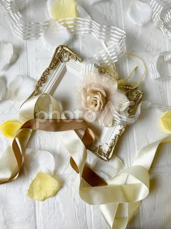 バラのコサージュとリボンの古典的壁紙（縦 バラ,コサージュ,リボンの写真素材