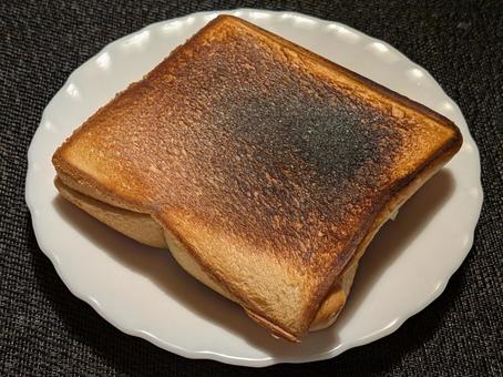 少し焼け焦げたホットサンドイッチの写真