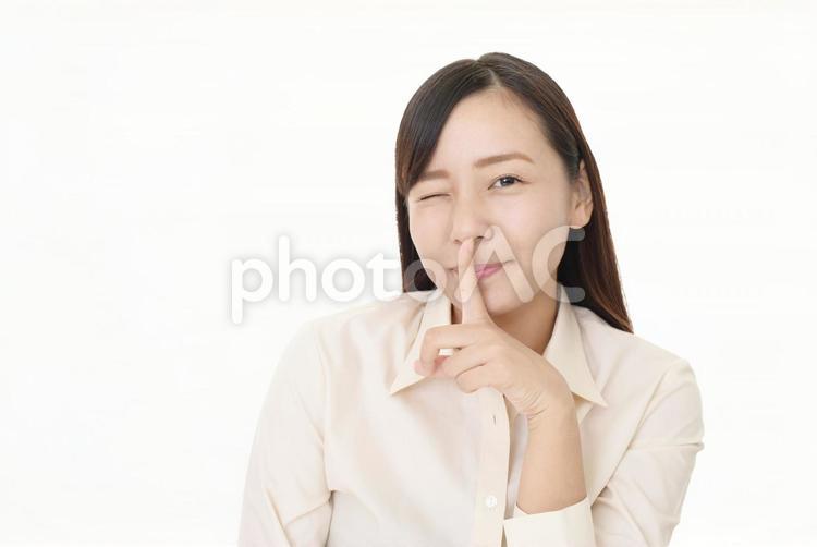 秘密のジェスチャーをする女性 女性,仕事,ビジネスの写真素材