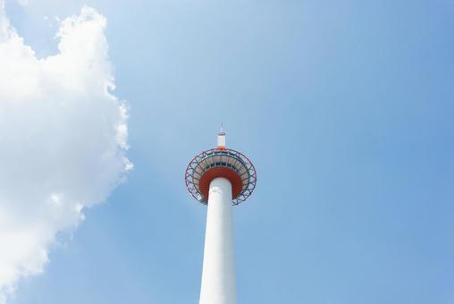 夏空にそびえる京都タワー 夏空にそびえる京都タワーの写真