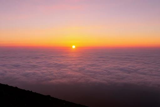 幻想の雲海と朝陽の写真