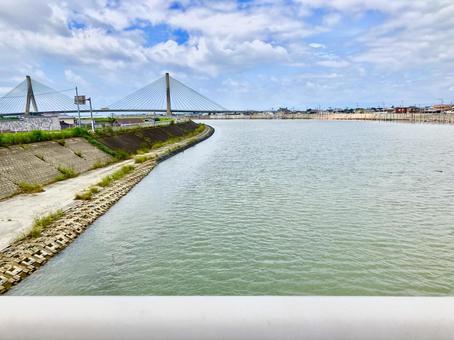 広い川と青空と橋 広い川と青空と橋 川,風景,自然の写真素材