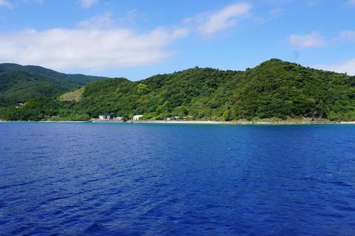 奄美大島 海から見た島 奄美大島 海から見た島の写真