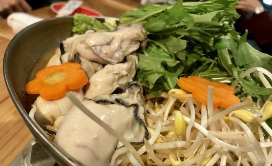 牡蠣たっぷり鍋の仕込み 牡蠣,鍋料理,冬の食卓の写真素材