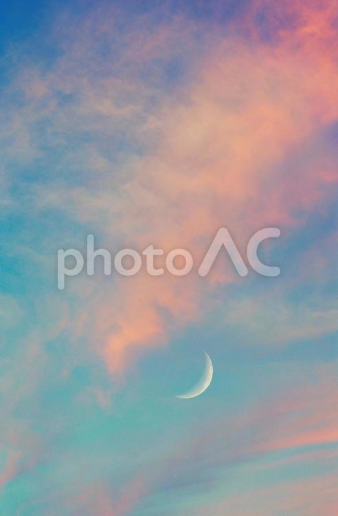 夕空グラデーションに浮かぶ三日月イメージ 三日月,壁紙,幻想的の写真素材