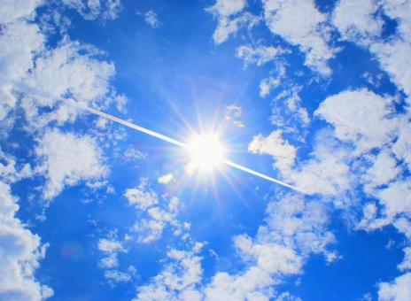 太陽に重なる飛行機雲 太陽,飛行機雲,雲の写真素材