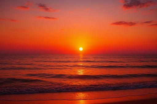 夕日に染まる海辺の背景 夕日に染まる海辺の背景の写真