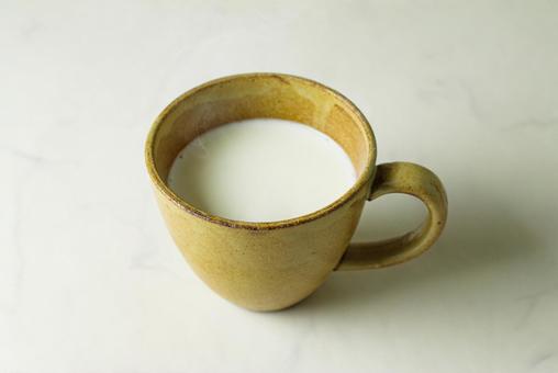 マグカップに入った牛乳 マグカップに入った牛乳の写真