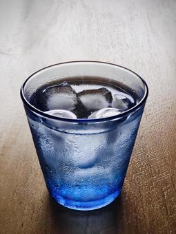 冷たーいお水で熱中症対策(縦型ver.) 冷たーいお水で熱中症対策(縦型ver.) 冷たい,水,お冷の写真素材