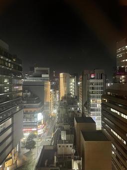 夜の都会のビル群、光り輝く街並み 夜の都会のビル群、光り輝く街並みの写真