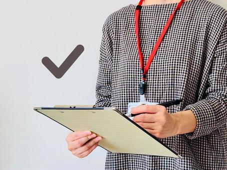 点検作業をする女性 女性,クリップボード,チェックの写真素材