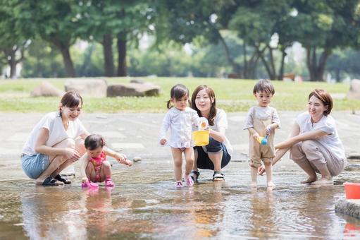 ママ友 母親 育児 水遊び ママ友 母親 育児 水遊び ママ友,公園,女性の写真素材