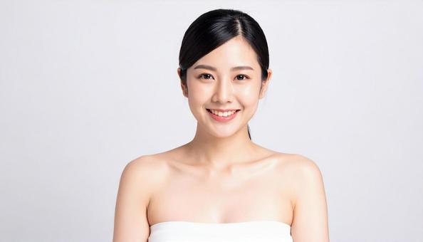カメラ目線で微笑む女性 カメラ目線で微笑む女性の写真