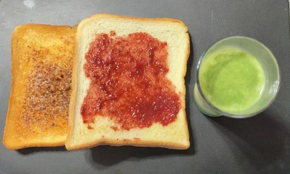いちごのジャムと明太子トーストなどの昼食 いちごのジャムと明太子トーストなどの昼食 昼食,自家栽培,手作りいちごジャムの写真素材