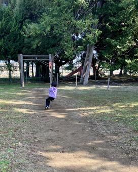 公園のターザンロープに乗る小学生の女の子 子供,遊び,飛ぶの写真素材