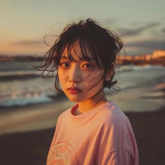 Tシャツを着た女性と夕焼けのコントラスト Tシャツを着た女性と夕焼けのコントラストの写真