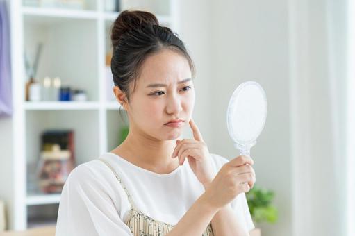 肌に悩む若い女性 悩む,悩み,問題の写真素材