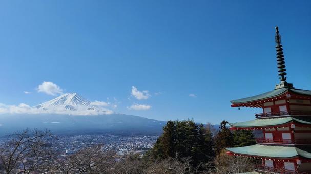 三重塔と青空 三重塔と青空 富士山,青空,山の写真素材