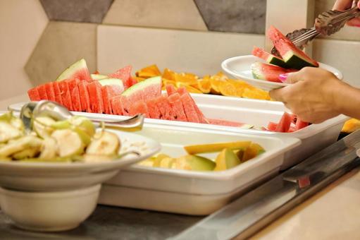 ビュッフェを取るイメージ ビュッフェ,バイキング,食べ放題の写真素材