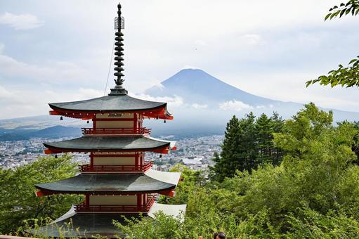 山梨・新倉富士浅間神社と富士山の景観 新倉富士浅間神社,富士山,五重塔の写真素材