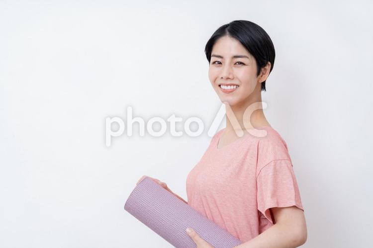 ヨガマットを持つ女性。 ヨガ,フィットネス,女性の写真素材