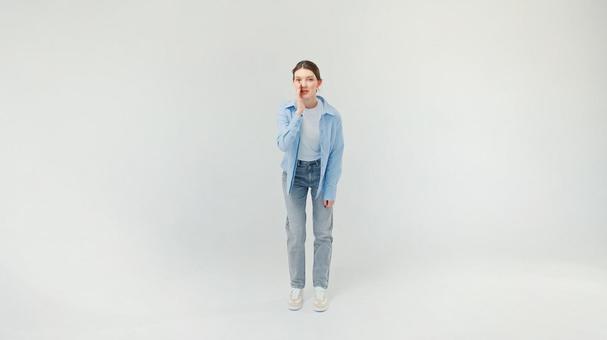 口元に手を当て話す女性 口元に手を当て話す女性の写真