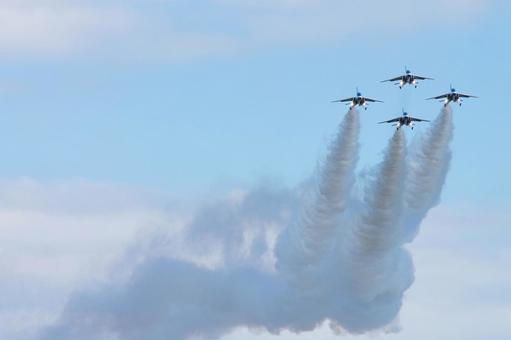 ブルーインパルス ブルーインパルス ブルーインパルス,t4,アクロバットの写真素材