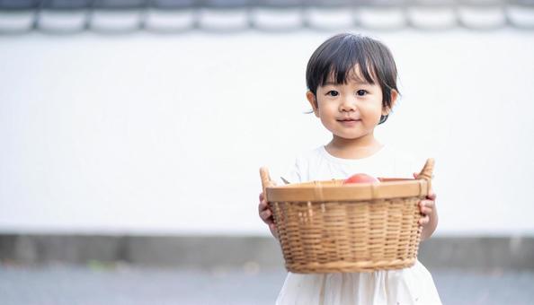 籠を持つ子供、お買い物 籠を持つ子供、お買い物の写真