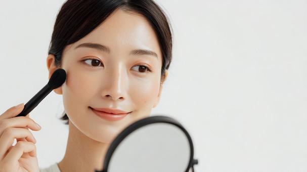 メイクをする美しい日本人女性 メイクをする美しい日本人女性の写真