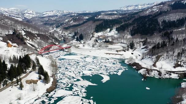 新潟の流氷 魚沼の春　破間川ダム 雪流れ 雪流れ,破間川ダム,魚沼の写真素材