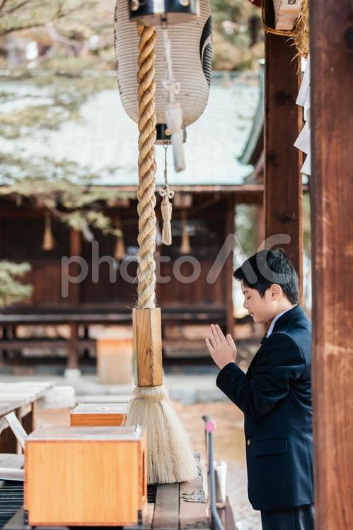 合格祈願をする男子学生　Students 神社,願掛け,合格祈願の写真素材