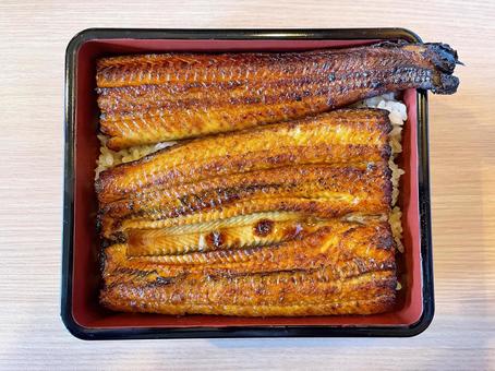 香ばしく焼き上げられたうな重のアップ写真 香ばしく焼き上げられたうな重のアップ写真の写真