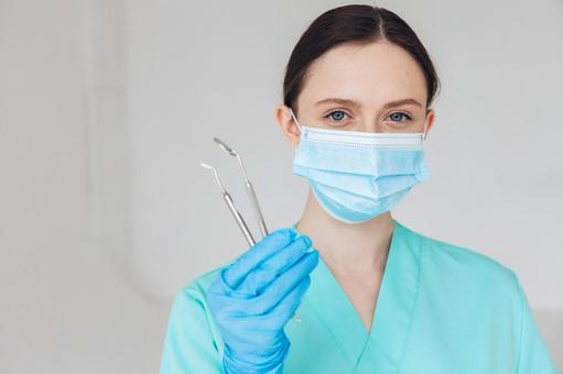 医療器具を持ったマスクの女性 医療器具を持ったマスクの女性 667,女性,歯科医の写真素材
