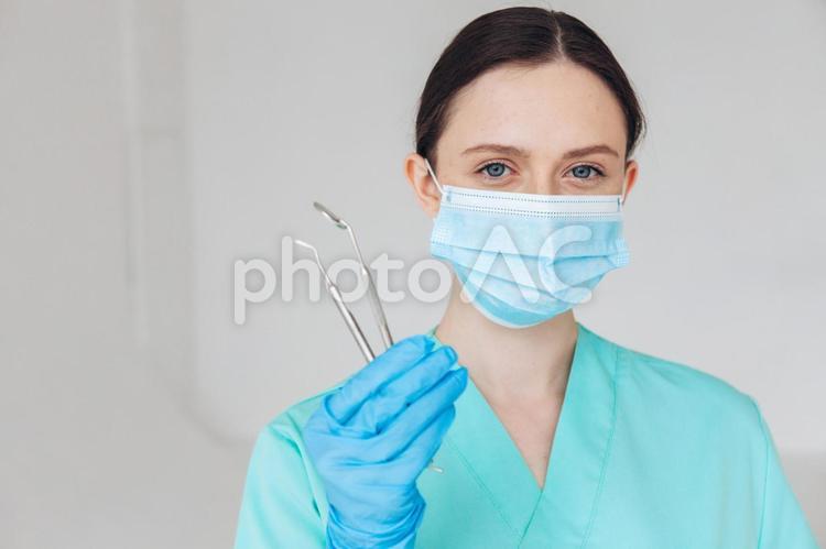 医療器具を持ったマスクの女性 667,女性,歯科医の写真素材