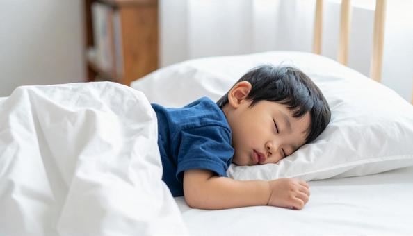 お昼寝する日本人の男の子の横顔 お昼寝する日本人の男の子の横顔の写真