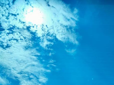 爽やかな青空と日差し 爽やかな青空と日差しの写真