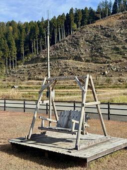 坂井市竹田農山村交流センター　グラウンド ブランコ,木のブランコ,木製の写真素材