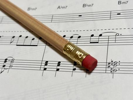 楽譜の上に置かれた鉛筆 楽譜の上に置かれた鉛筆 楽譜,作曲,ミュージックの写真素材
