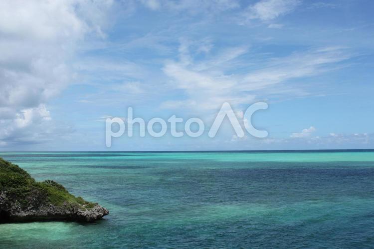 宮古島の海と断崖のイメージ写真 エメラルドグリーン,宮古島,沖縄県の写真素材