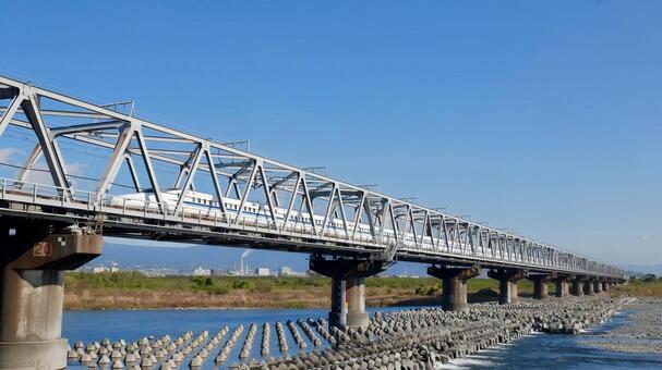 鉄橋を渡る東海道新幹線 東海道新幹線,新幹線,鉄道の写真素材