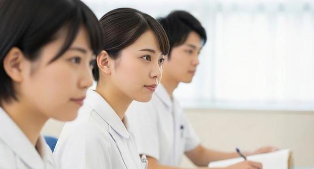 座学で勉強をするアジア人看護師 座学で勉強をするアジア人看護師の写真