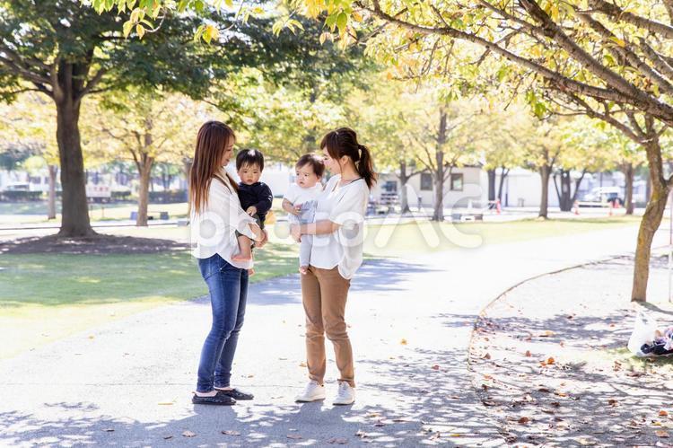 公園で遊ぶママ友と子供 ママ友,赤ちゃん,公園の写真素材