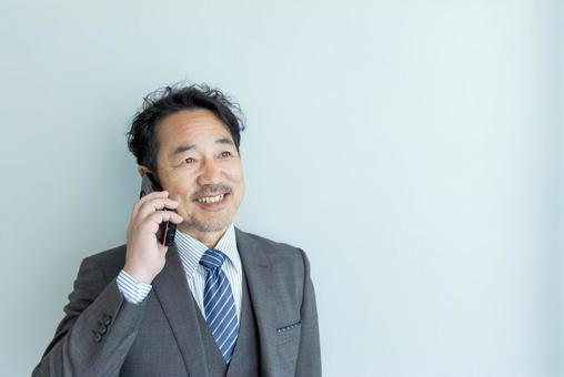スマートフォンで話すビジネスパーソン スマートフォンで話すビジネスパーソン スマートフォン,ビジネスマン,話すの写真素材