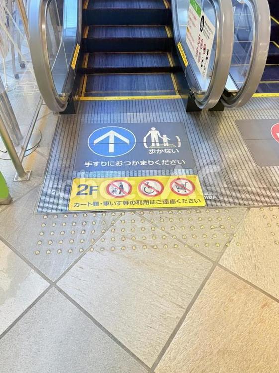 エスカレーター　注意事項 エスカレーター,看板,モールの写真素材