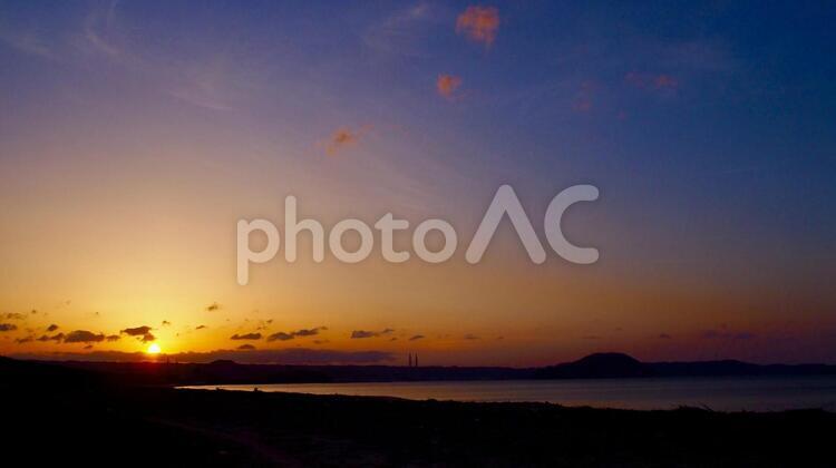 夕焼けと海 日暮れ,暁,太陽の写真素材